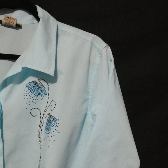 ISAAC'S DESIGNS CASUALS | large | Light Blue Button-Up Front Floral Blouse - Picture 5 of 14